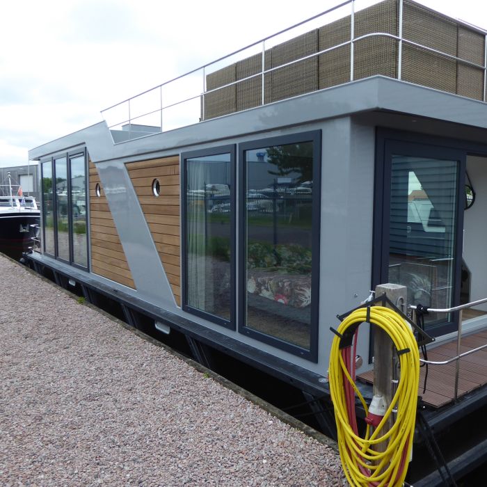 CE houseboat